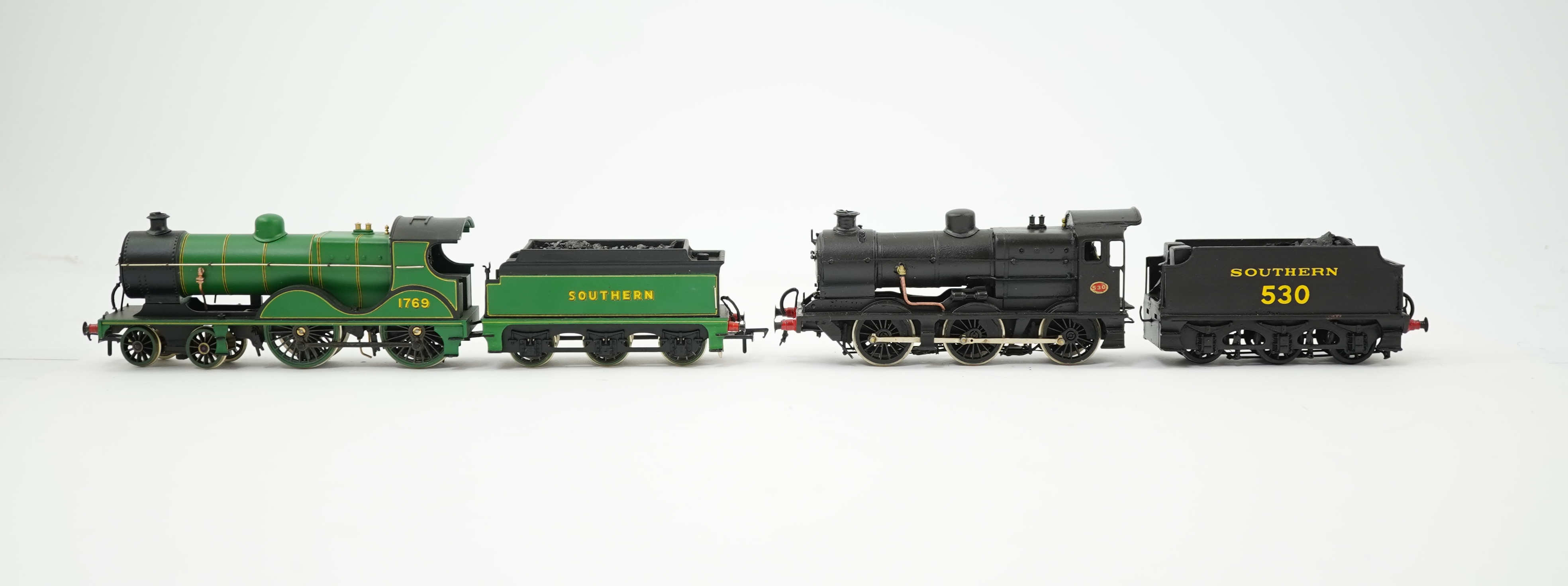 Two 00 gauge brass and white metal kit built Southern Railway tender locomotives; a Wainwright class L 4-4-0, 1769, together with an OO Works kit Maunsell class Q 0-6-0, 530, constructed, painted and lined to a high stan